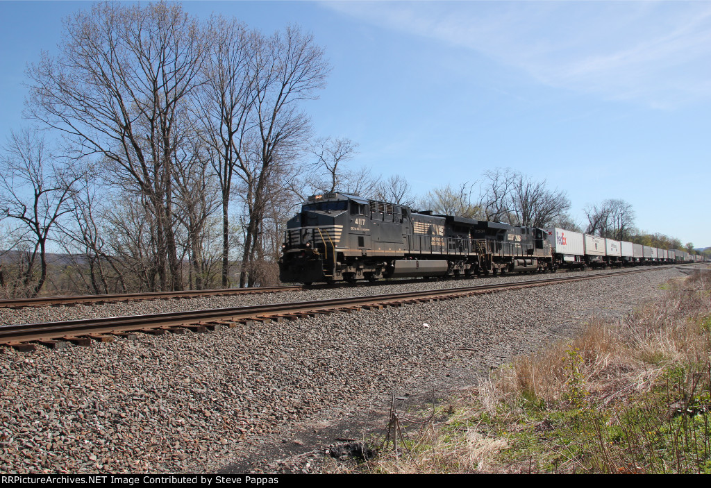 NS 4117 takes train 21J west